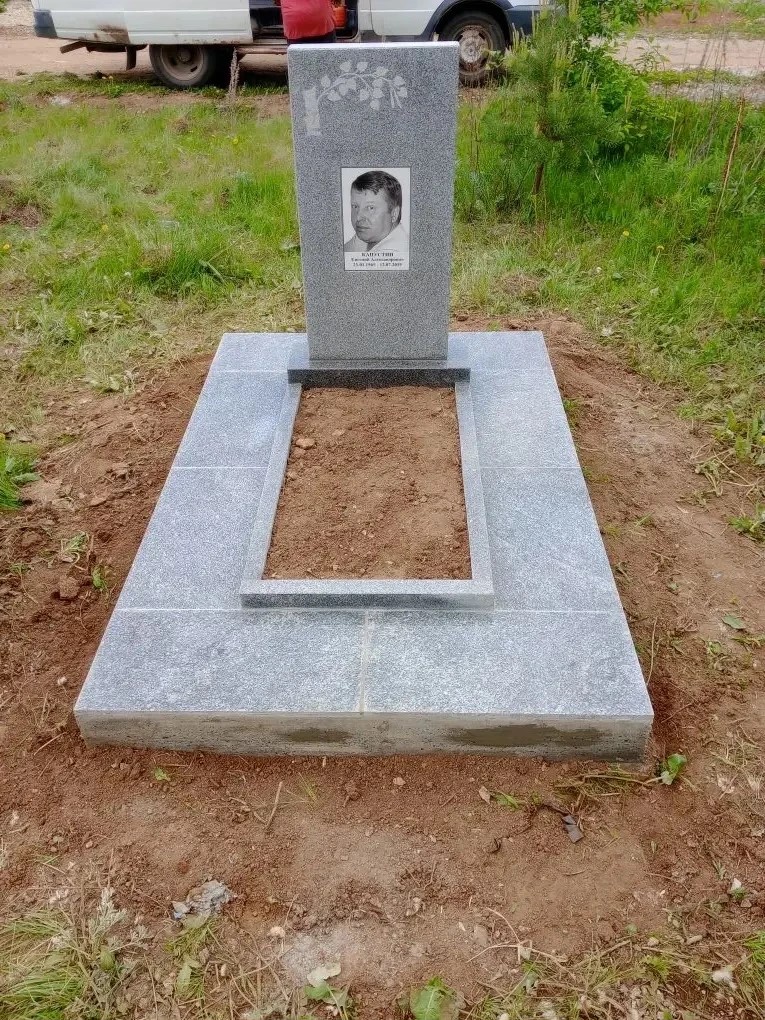 Гранитный памятник с гравировкой 