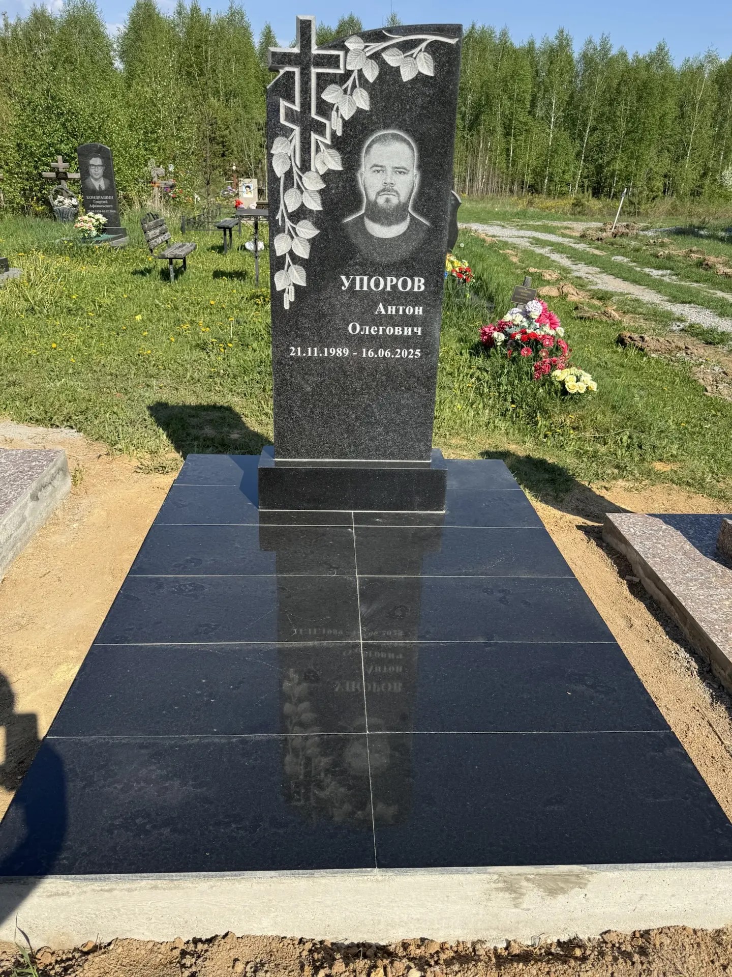 Памятник из Габбро-диабаза с фигурным резом 