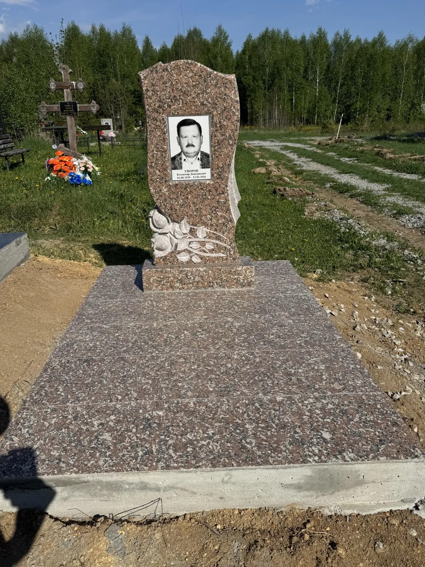 Южно-султаевский гранит с фигурным резом 