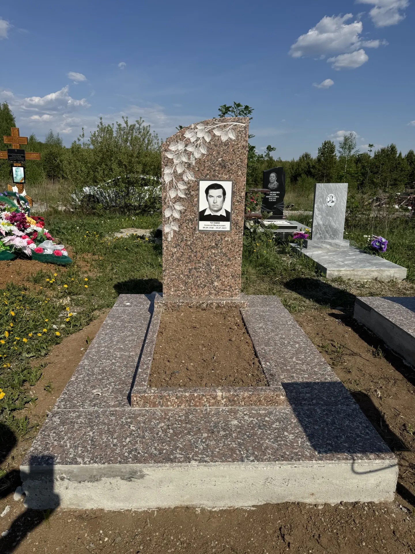 Южно-султаевский гранит с фигурным резом 