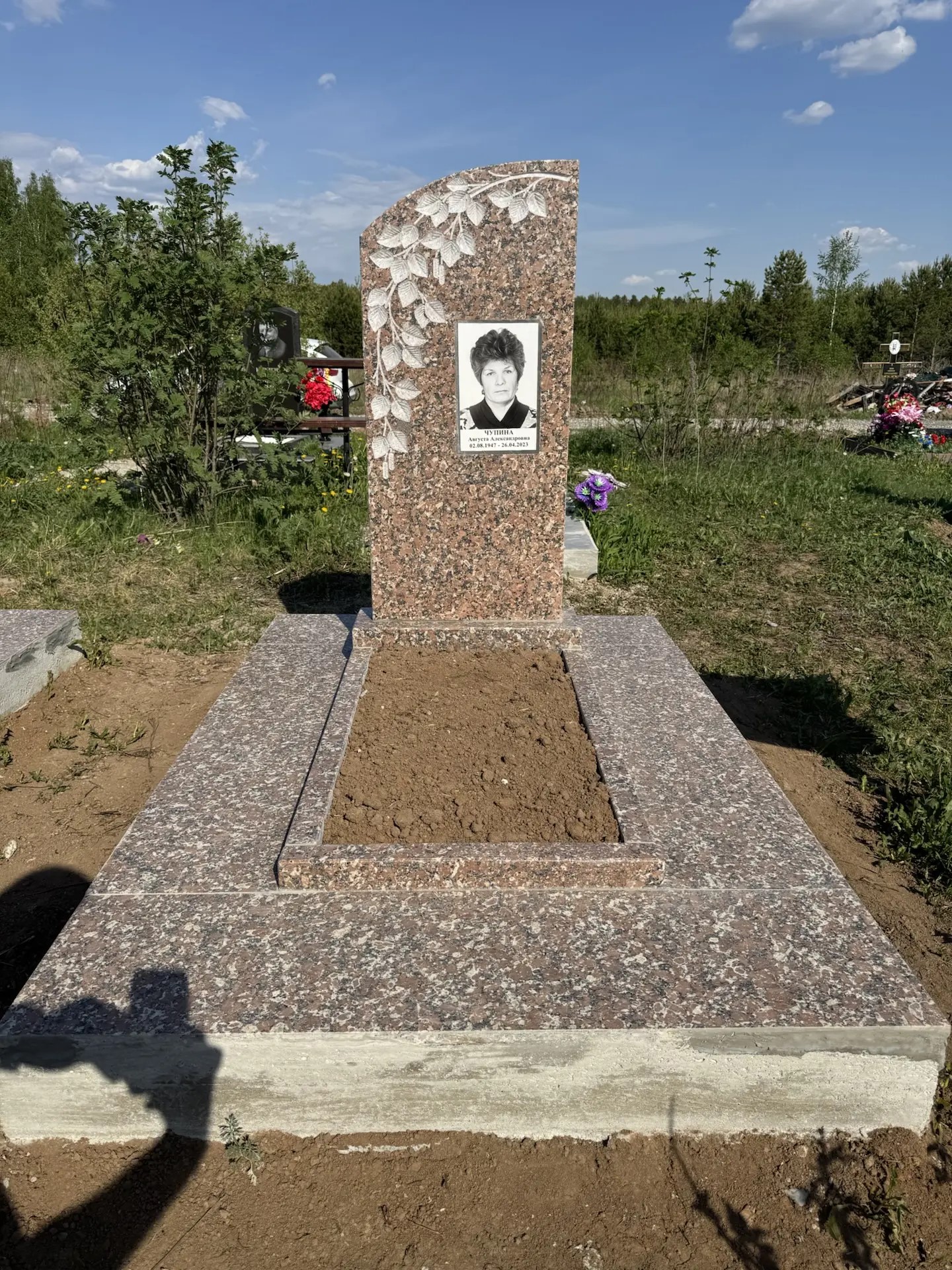 Южно-султаевский гранит с фигурным резом 