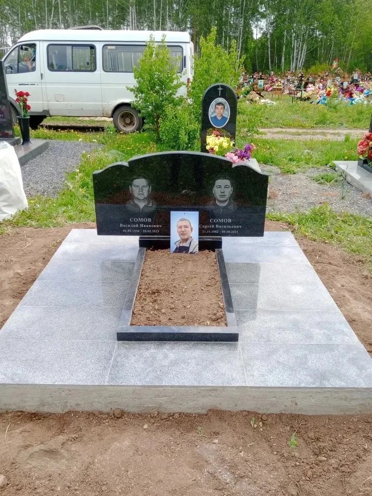 Семейный памятник из габбро-диабаза с фигурным резом 