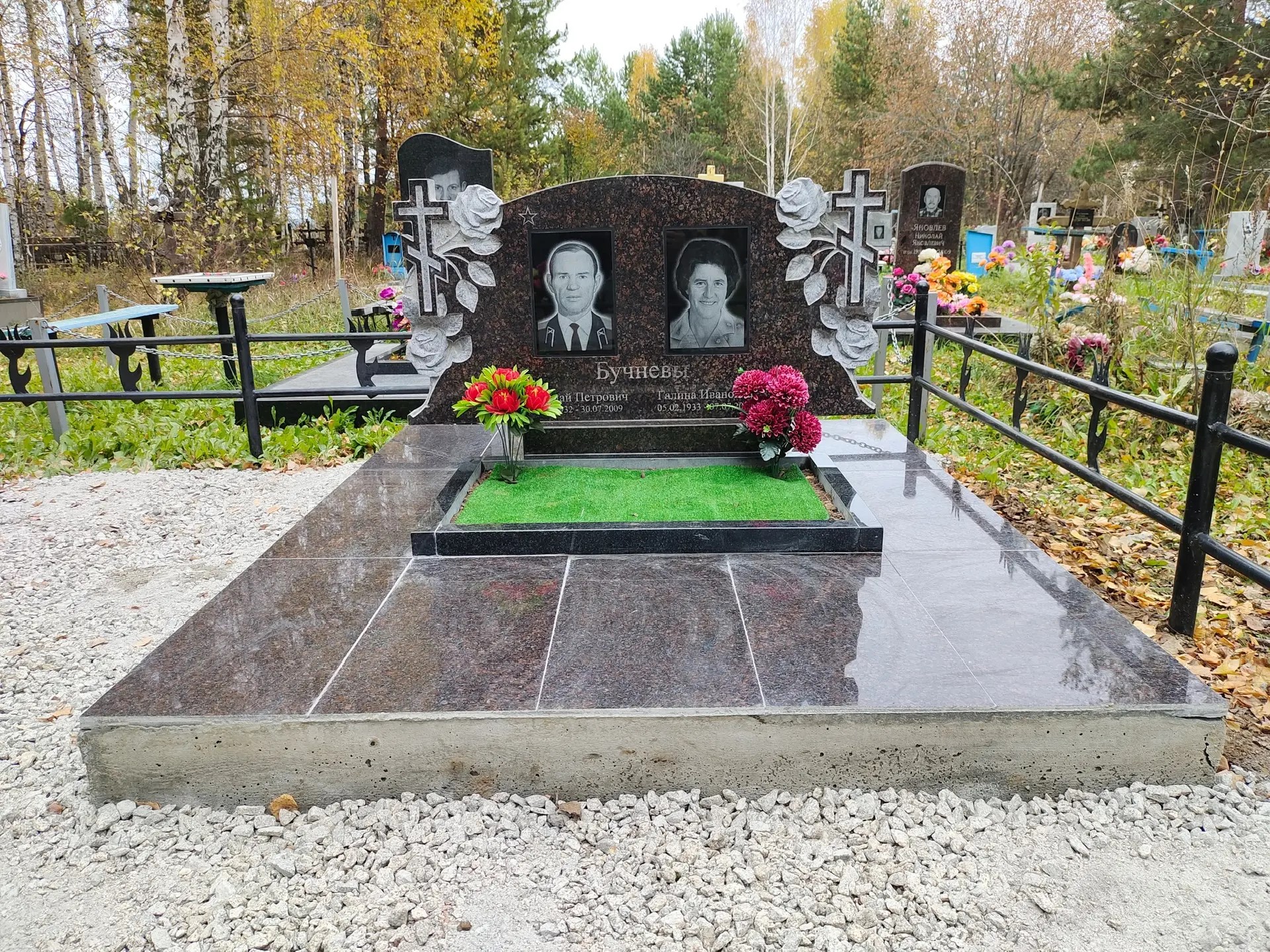 Семейный памятник из дымовского гранита с фигурным резом и портретами на долерите 